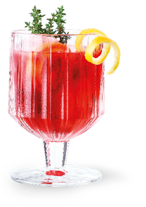 Ein kühles, rotes Getränk in einem klaren Glas, verziert mit spiralförmigen Zitronenschalen und einem Zweig Thymian für zusätzlichen Geschmack.