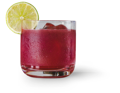 Ein erfrischendes Getränk in einem klaren Glas, gefüllt mit einer tiefroten Flüssigkeit und Eiswürfeln, garniert mit einer Limettenscheibe.