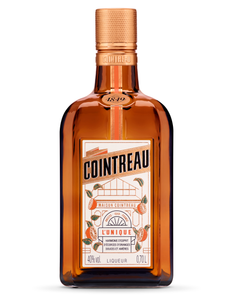 Eine Flasche Cointreau-Likör mit einem eleganten, orangefarbenen Etikett und einem goldenen Verschluss steht vor einem weißen Hintergrund.
