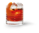 Ein stilvolles Glas mit einem roten Cocktail, das mit Eiswürfeln und einer Orangenscheibe dekoriert ist, steht im Fokus.