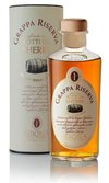 Eine elegante Flasche Grappa Riserva steht neben einer stilvollen Verpackung, die Informationen über die Sherry-Finishing-Methode enthält.