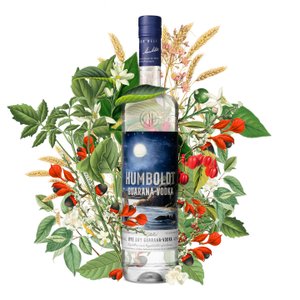 Eine Flasche Humboldt Guarana-Wodka steht im Mittelpunkt, umgeben von üppigen Pflanzen und bunten Blüten.