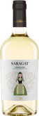 Eine Flasche Saragat Vermentino mit einem kunstvollen Etikett, das eine traditionell gekleidete Frau zeigt, steht im Fokus.