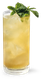 Ein kühles, gelbliches Getränk in einem langen Glas, dekoriert mit einem Zweig frischer Minze auf der Oberseite.