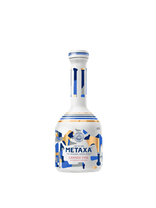 Die Flasche Metaxa Grande Fine zeigt ein kreatives Muster aus blauen und goldenen Akzenten, ideal für Sammler.