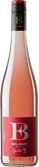 Die Flasche zeigt ein modernes Etikett in Rot mit einem großen silbernen Buchstaben „B“ als zentrales Gestaltungselement. Darunter stehen die Schriftzüge „Emil Bauer Pfalz“ und „Greta“, ergänzt durch eine kleine gezeichnete Figur. Am Flaschenhals befinden sich das „B“-Logo und der Name „Emil Bauer“ in Rot auf schwarzem Hintergrund.