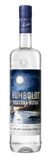 Eine Flasche Humboldt Guarana-Vodka mit einem kunstvollen Etikett, das eine nächtliche Landschaft mit Mondlicht zeigt.