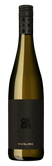 Die Flasche Riesling präsentiert sich in einem zeitgemäßen Look, mit einem schwarzen Etikett, das den Namen und das Logo des Weinguts zeigt.