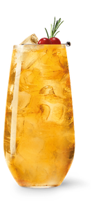 Ein erfrischendes Getränk in einem hohen Glas, gefüllt mit Eis und einer goldenen Flüssigkeit, garniert mit einer Kirsche.