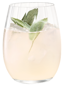 Ein elegantes Glas mit einem erfrischenden Getränk, gefüllt mit Eis und garniert mit frischen Salbeiblättern.
