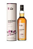 Eine Flasche anCnoc 18 Jahre alten Highland Single Malt Whisky steht neben einer eleganten Verpackung mit Bergmotiven.