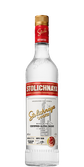 Eine Flasche Stolichnaya Wodka mit einem eleganten Design und goldener Kappe, die auf einem weißen Hintergrund steht.
