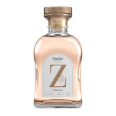 Ein hochwertiger Haselnusslikör in einer geschmackvollen Flasche, die mit einem Holzverschluss versehen ist.
