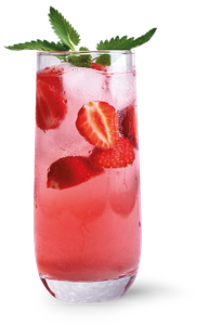 Ein erfrischender Erdbeer-Minz-Cocktail in einem hohen Glas, das mit Eis gefüllt und in einem hellen Rosa gehalten ist.