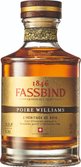 Die Flasche zeigt den edlen Williamsbirnenbrand, verziert mit einem kunstvollen goldenen Band und einem stilvollen Holzverschluss.