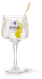 Ein elegantes Glas mit Nordés Gin, gefüllt mit Eis und zwei leuchtend gelben Oliven, steht auf einem dunklen Untergrund.