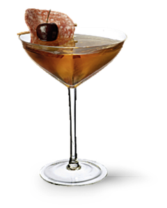 Ein eleganter Cocktail in einem hohen Glas, garniert mit einer Kirsche und einer Scheibe Salami auf dem Rand.