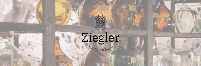 Ein rustikales Regal mit einer bunten Auswahl an Flaschen, die die Handwerkskunst und die Tradition des Herstellers repräsentieren.