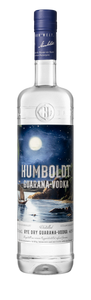 Eine Flasche Humboldt Guarana-Vodka mit einem kunstvollen Etikett, das eine nächtliche Landschaft mit Mondlicht zeigt.