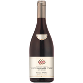 Ein hochwertiger Burgunderwein in einer schlanken Flasche, die mit einem goldenen Etikett und dem Namen Pierre André verziert ist.