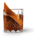 Ein stilvolles Getränk in einem facettierten Glas, das mit einer leuchtenden Orangenschale für zusätzlichen Flair sorgt.