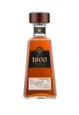 Eine elegante Flasche Tequila 1800 Añejo mit einem Holzverschluss, die in einem klaren, modernen Design präsentiert wird.