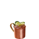 Ein kupferner Becher gefüllt mit Eis und einem erfrischenden Getränk, garniert mit frischen Gurkenscheiben.