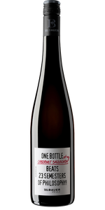 Eine elegante Flasche Cabernet Sauvignon mit einem auffälligen Etikett, das humorvoll Philosophie mit Wein vergleicht.