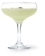 Das Glas enthält ein erfrischendes, hellgrünes Getränk, das mit einer Schicht Schaum und Kräutern dekoriert ist.