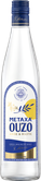 Die transparente Flasche Metaxa Ouzo mit blauer und gelber Etikettierung hebt sich vor einem neutralen Hintergrund hervor.