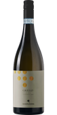 Eine elegante Flasche Grillo-Wein aus Sizilien mit einem modernen Etikett und goldenen Punkten, die den Jahrgang 2021 anzeigt.