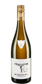 Eine elegante Flasche Chardonnay mit einem goldenen Verschluss und einem kunstvollen Etikett, das Trauben und einen Fuchs zeigt.