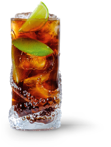 Ein erfrischender Cocktail mit Eiswürfeln und Limettenstücken, serviert in einem auffälligen Glas mit Krakenmotiv.