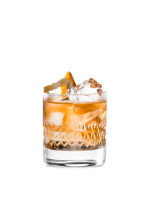 Ein ansprechendes Getränk in einem dekorativen Glas, gefüllt mit Eis und einer Orangenscheibe, vor einem einfarbigen Hintergrund.