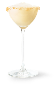Ein elegantes Cocktailglas mit einer schaumigen, hellen Flüssigkeit und einem Zuckerrand, das auf einem weißen Hintergrund steht.