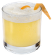 Ein Glas mit einem hellgelben, schaumigen Getränk, das mit einer spiralförmigen Orangenschale dekoriert ist.