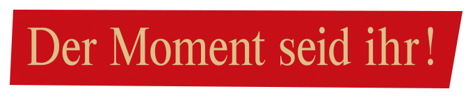 Ein rotes Banner mit goldener Schrift, das den Satz 'Der Moment seid ihr!' in eleganter Schriftart zeigt.