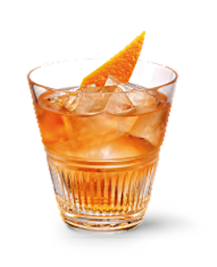 Ein Glas mit einem orangefarbenen Getränk, gefüllt mit Eiswürfeln und garniert mit einer Orangenscheibe.