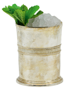 Ein glänzender silberner Becher mit zerstoßenem Eis und frischen Minzblättern, der die Vorfreude auf einen köstlichen Cocktail weckt.