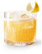 Ein Cocktail mit einer goldenen Farbe, serviert in einem facettierten Glas, garniert mit einer frischen Zitronenscheibe.