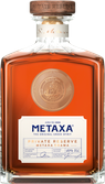 Eine elegante Flasche Metaxa Private Reserve mit einem Holzverschluss, gefüllt mit goldenem, bernsteinfarbenem Likör.