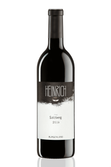 Eine elegante Flasche Rotwein mit schwarzem Etikett, die den Namen 'Heinrich' und die Bezeichnung 'Salzberg 2019' trägt.