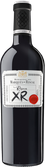 Eine elegante Flasche Rotwein mit einem kunstvollen Etikett, das den Namen 'Reserva XR' trägt und in einem dunklen Hintergrund steht.