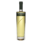 Die Flasche des Penderyn Whiskys hebt sich durch ihr modernes Design und die helle Flüssigkeit, die im Licht schimmert, hervor.