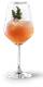 Das Glas zeigt ein sprudelndes Getränk in einem warmen Farbton, verziert mit frischem Thymian für einen aromatischen Akzent.
