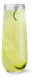 Ein Glas mit einem sprudelnden, gelb-grünen Cocktail, das mit einer Gurkenscheibe dekoriert ist, steht auf einem weißen Hintergrund.