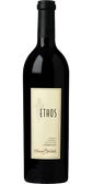 Die Flasche Ethos Reserve Cabernet Sauvignon zeigt ein klassisches Design mit einem goldenen Etikett und schwarzem Korken.