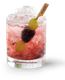 Ein erfrischender Cocktail mit zerstoßenem Eis, der mit einer grünen Olive und einer Brombeere garniert ist.