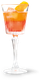Der Cocktail in einem stilvollen Glas zeigt eine lebendige Farbverlauf von Orange zu Rot, garniert mit einer Orangenscheibe.