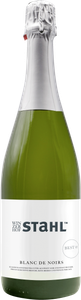 Eine Flasche Sekt mit silberner Kapsel und grünem Glas, beschriftet mit 'Blanc de Noirs' und dem Namen 'Stahl'.